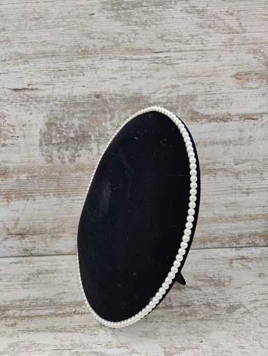 [019272] Expositor Collar Ovalado con Perlas Alrededor Terciopelo Negro